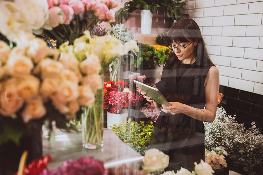Mujer escogiendo flores para evento corporativo