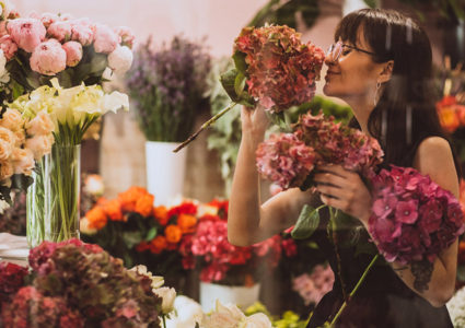 Mujer escogiendo flores