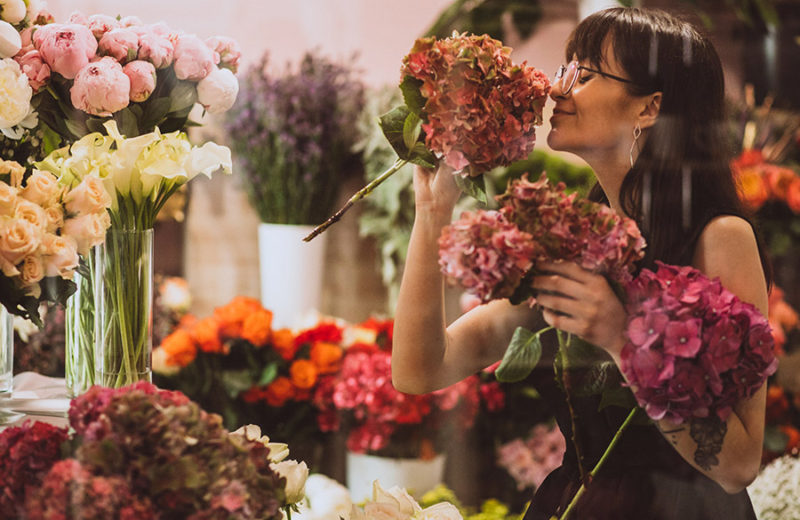 Mujer escogiendo flores